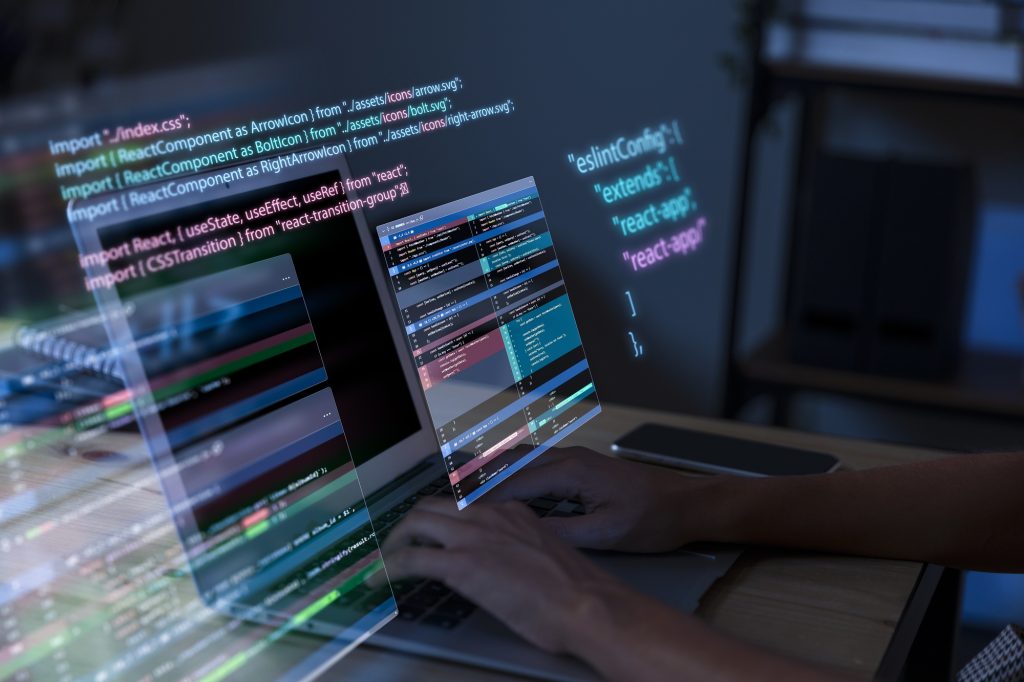 experiencia-en-programacion-con-una-persona-que-trabaja-con-codigos-en-la-computadora